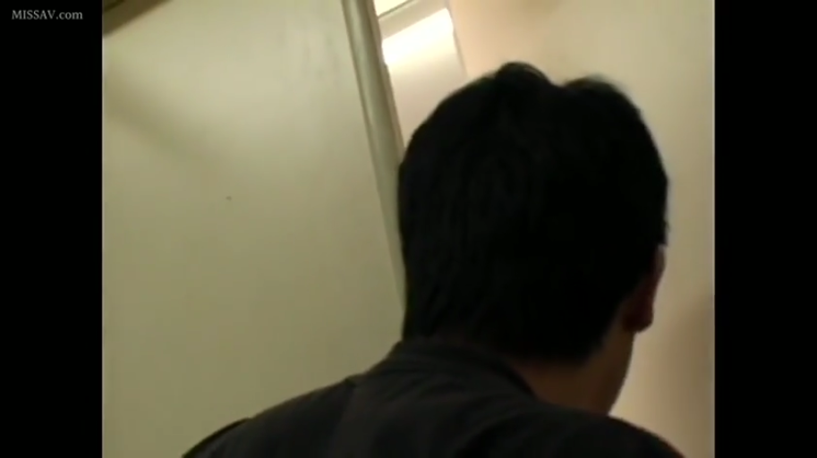 走廊 · 黑色上衣