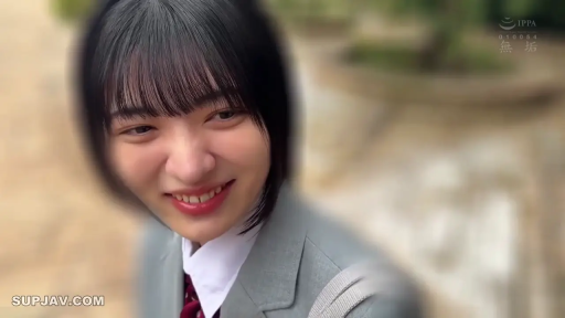 校服西装 · 面部特写 · 注视 · 户外 · 甜美微笑 · 清纯风格 · 侧头