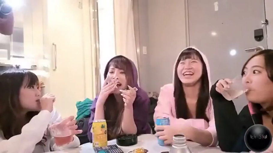 室内 · 坐姿 · 全景 · 多人 · 饮酒 · 开怀大笑 · 烟灰缸 · 卫衣