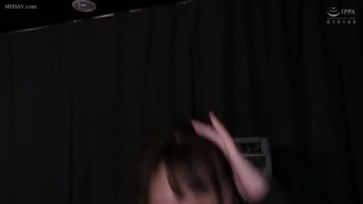 室内 · 头部特写 · 模糊 · 深色上衣 · 扶头 · 拨弄头发