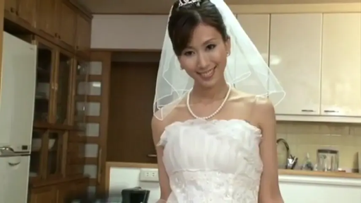 站立 · 微笑 · 半身 · 厨房 · 亚洲人 · 喜悦 · 婚纱 · 皇冠