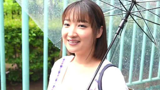脸部特写 · 站姿 · 凝视 · 背景模糊 · 木然 · 吊带裙 · 室外墙边