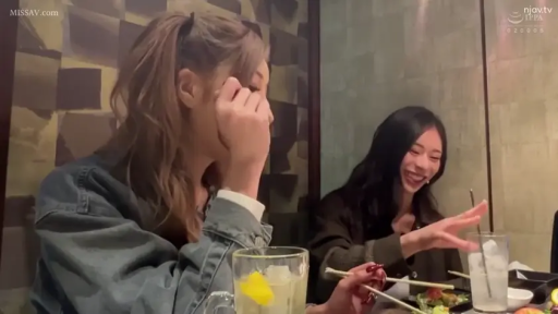 座り姿勢 · 中景 · 微笑 · 餐厅 · 玻璃杯 · 聚餐聊天 · 休闲外套 · 社交シーン