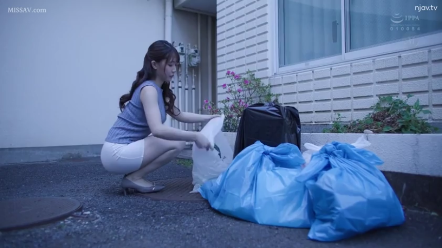 Squat position · 平静 · 短裙 · Outdoor · 垃圾袋 · Lifestyle · 整理垃圾