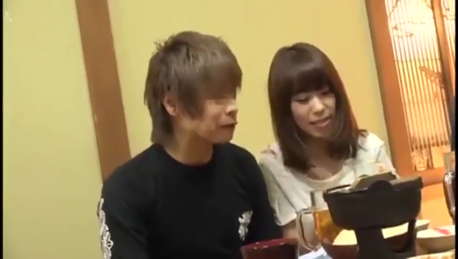 坐姿 · 中景 · 微笑 · 交流 · 餐厅 · 休闲服 · 啤酒杯