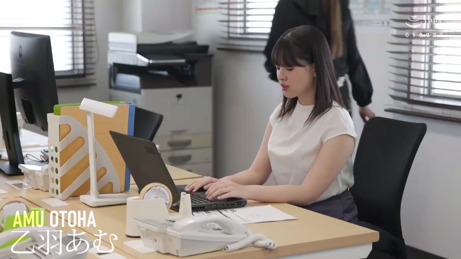 坐姿 · 专注 · 办公室 · 中景 · 电话 · 职业裙 · 办公 · 职场