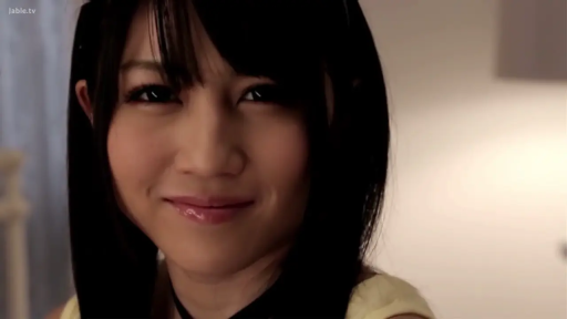 室内 · 面部特写 · 注视 · 长发 · 项圈 · 甜美微笑 · 黄色上衣 · 正对镜头