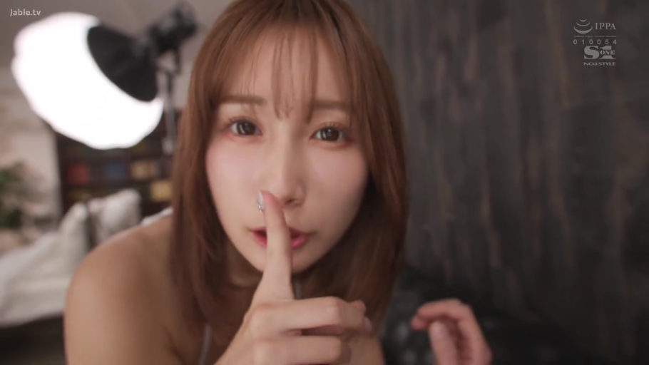 室内 · 身をかがめる · 顔部のクローズアップ · 撮影灯 · 诱惑 · 白色吊帯 · 棕发 · 嘘手势