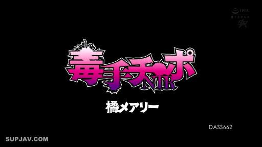 专注 · 脸部特写 · 暗室 · 凝视 · 裸露 · 静止 · 手掌 · 单人男