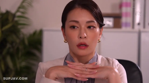 专注 · 脸部特写 · 办公室 · 职业装 · 凝视 · 耳饰 · 成熟女性 · 双手托下巴