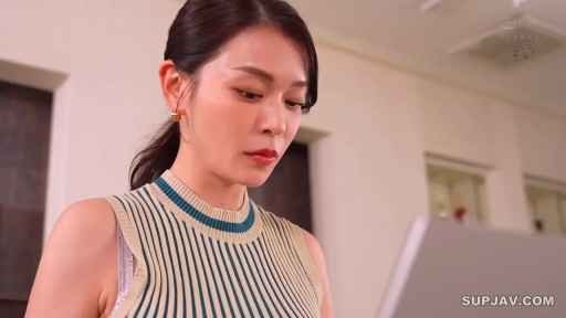 室内 · 坐姿 · 专注 · 笔记本电脑 · 上半身特写 · 亚洲女性 · 条纹无袖上衣 · 盯着屏幕