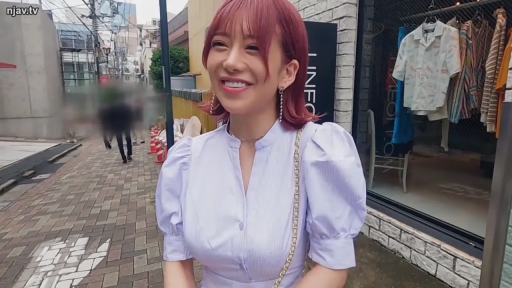 站立 · 半身特写 · 对着镜头微笑 · 户外街道 · 红发 · 笑容灿烂 · 浅紫色泡泡袖连衣裙 · 链条单肩包