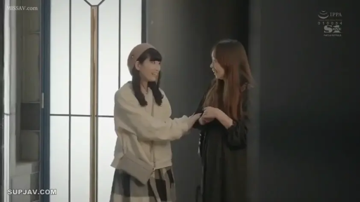 室内 · 交谈 · 站立 · 中景 · 微笑 · 休闲服