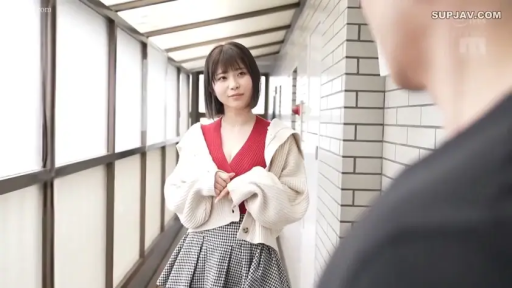 站立 · 中景 · 微笑 · 对视 · 日系 · 公寓走廊 · 红色低胸上衣