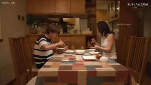 坐姿 · 中景 · 自然 · 餐厅 · 用餐 · 餐具 · 日常服