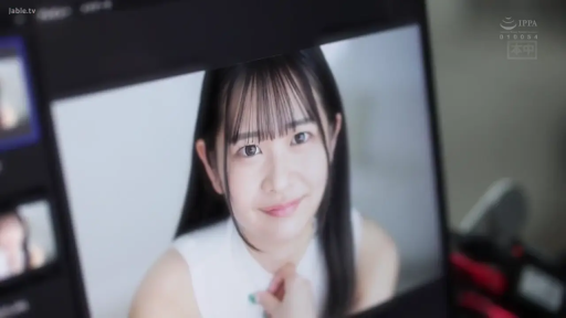 室内 · 脸部特写 · 白色无袖上衣 · 正对面