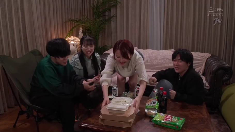 俯身 · 中景 · 客厅 · 多人 · 针织衫 · 笑容 · 聚餐 · 打包盒