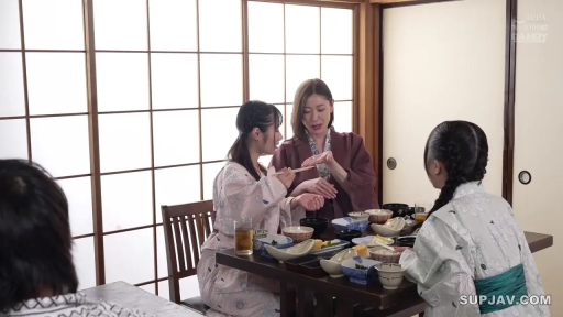 Sitting Posture · Smile · Horizon · 多人 · 餐厅 · Dining · 餐具 · 浴衣