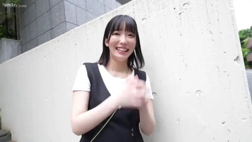 站立 · 中景 · 摆手 · 黑色背带裙 · 灿烂 · 清纯风 · 单肩包背带 · 户外墙边