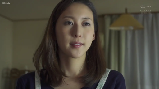 站立 · 自然 · 面部特写 · 凝视 · 室内房间 · 围裙 · 居家氛围