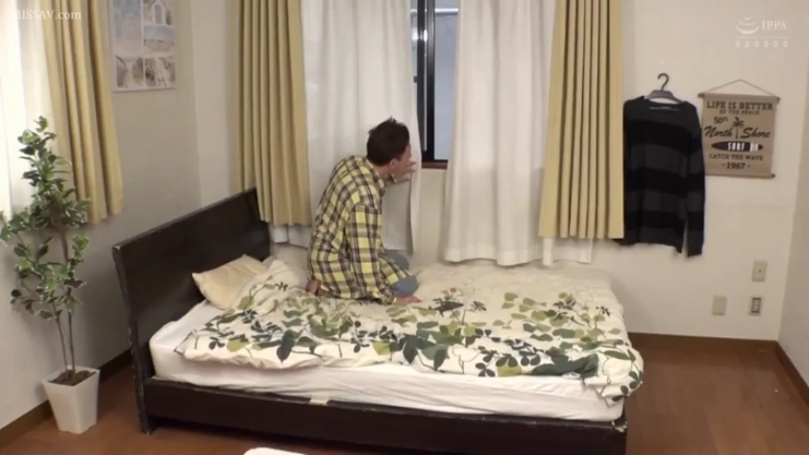 专注 · 卧室 · 全景 · 床 · 跪姿 · 窥视 · 黄色格子衬衫