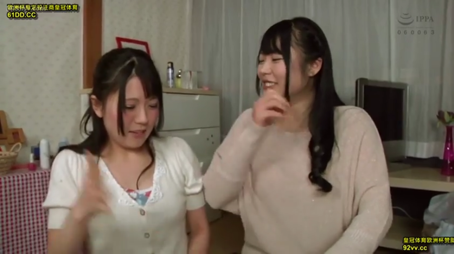 室内 · 坐姿 · 交谈 · 中景 · 微笑 · 双人 · 休闲服 · 家具