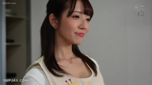 室内 · 脸部 · 站立 · 微笑 · 长发 · 围裙 · 侧望