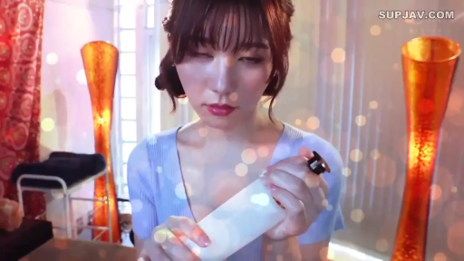 室內 · 平靜 · 面部特寫 · 蓝色针织衫 · 正面姿勢 · 柔焦濾鏡 · 准备道具 · 按压瓶