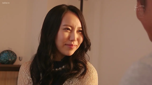 室内 · 坐姿 · 微笑 · 面部特写 · 交流 · 针织上衣