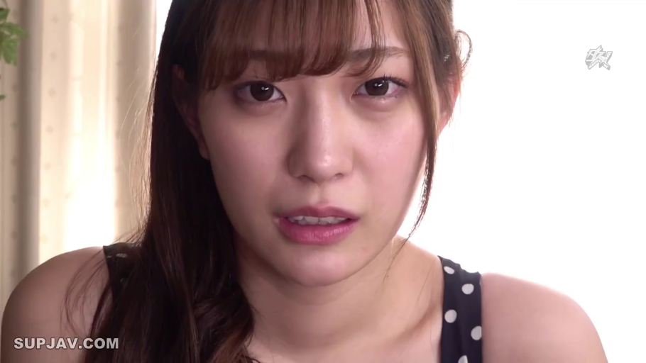 Indoor · 面部 · Melancholy · 注视镜头 · 长发 · Forward Sitting Posture · 波点背心