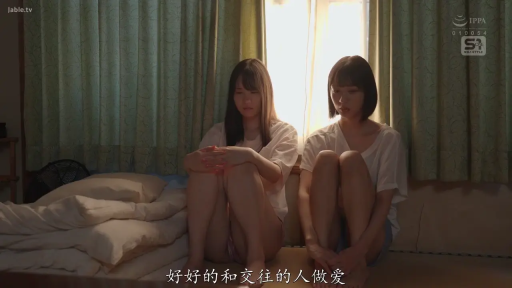 忧郁 · 卧室 · 枕头 · 静坐 · 双人 · 抱膝坐 · 白色宽松T恤