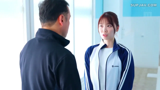 室内 · 严肃 · 站立 · 对话 · 男女 · 运动服