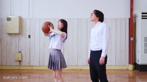 全身 · 站立 · JK制服 · 笑容 · 篮球 · 投篮 · 室内体育馆