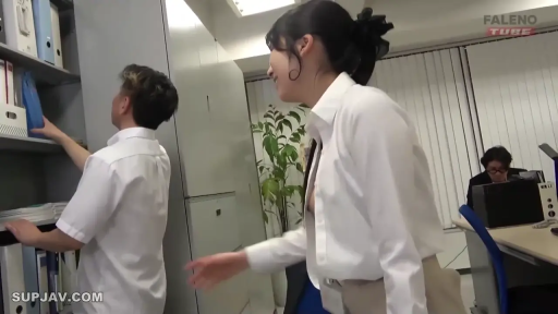 室内 · 站立 · 白衬衫 · 自然 · 横顔 · 侧脸特写 · 整理头发 · 发圈