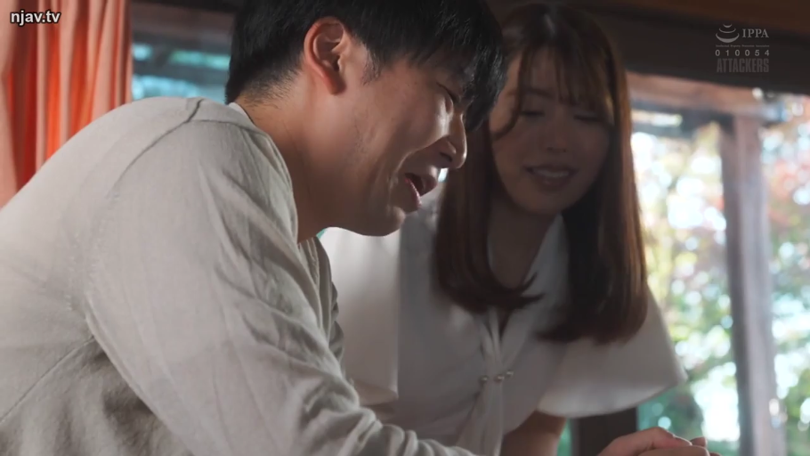 室内 · 座り姿勢 · 中景 · 対話 · 休闲服 · 日本AV · 哭泣与微笑