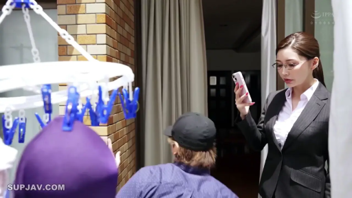 眼镜 · 专注 · 站立 · 中景 · 看手机 · 手机 · 阳台 · 黑色西装