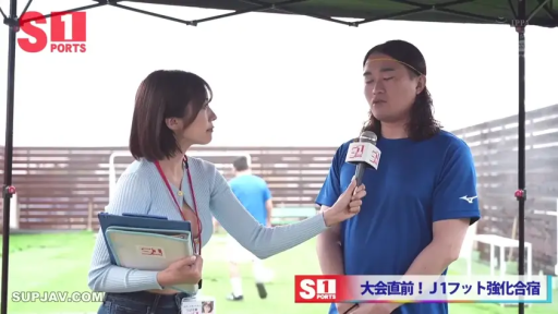 专注 · 站立 · 休闲装 · 麦克风 · 户外 · 采访 · 操场