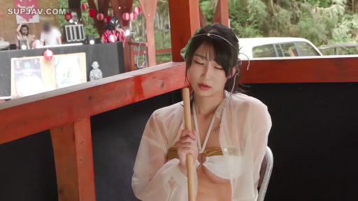 坐姿 · 上半身 · 闭目 · 亚洲女性 · 透明罩衫 · 木棍 · 持棍 · 户外祭典