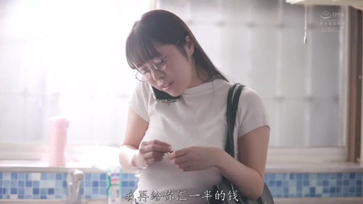 专注 · 站姿 · 半身 · 手机 · 长发 · 接听电话 · 室内厨房 · 白色短袖针织衫