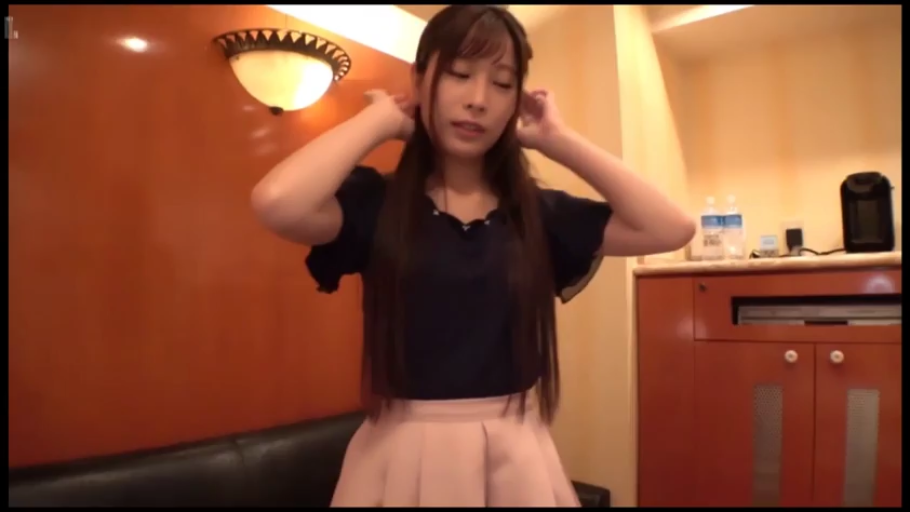 侧面 · 生活化 · 闲聊 · 笑容灿烂 · 棕色牛角扣大衣 · 户外空地 · 站立指向 · 背景房屋