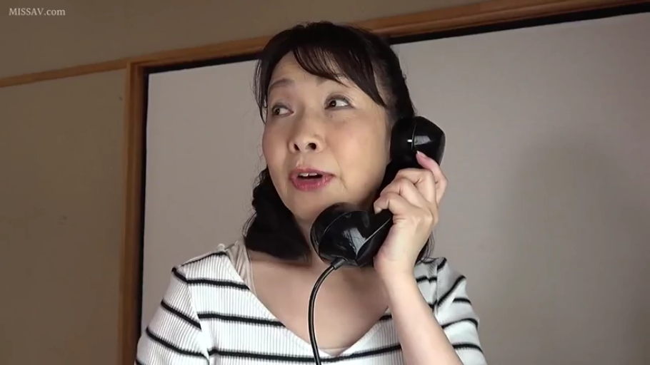 室内 · 面部特写 · 居家 · 条纹衫 · 打电话 · 疑惑 · 老式电话 · 持电话筒