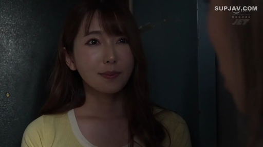 室内 · 脸部特写 · 站立 · 微笑 · 注视 · 长发 · 黄色上衣