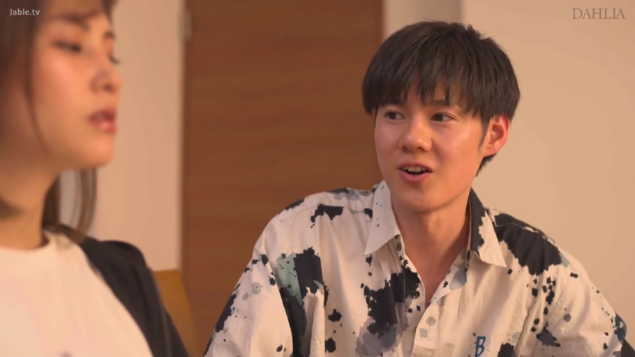 室内 · 座り姿勢 · 中景 · プロット · 交流 · 惊讶 · 花衬衫