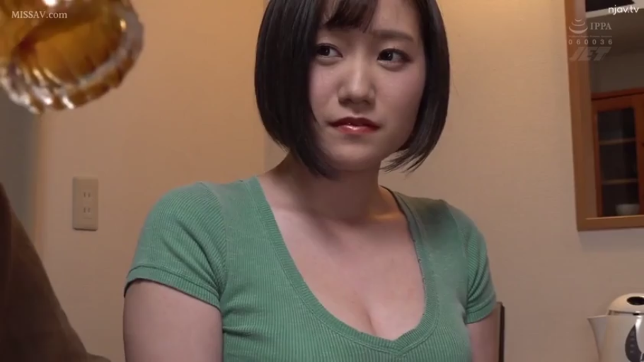 室内 · 坐姿 · 酒杯 · 凝视 · 上半身 · 短发 · 冷静 · 绿色低胸T恤