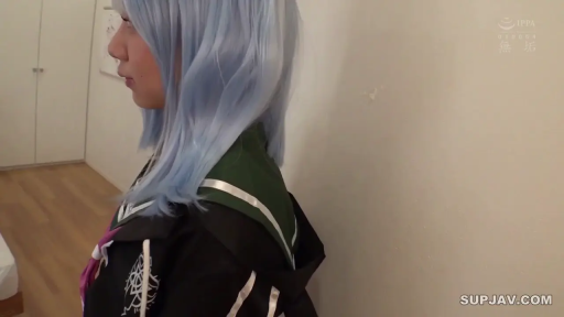 脸部 · 卧室 · 微笑 · 凝视 · 趴卧 · 昏暗 · 被褥 · T恤