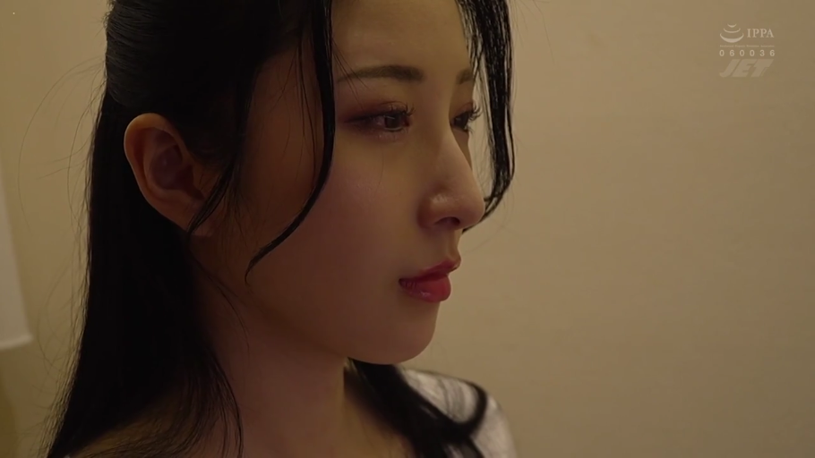 室内 · 憂鬱 · 顔のクローズアップ · 白い上着 · 注視 · 横座り · 黑长直