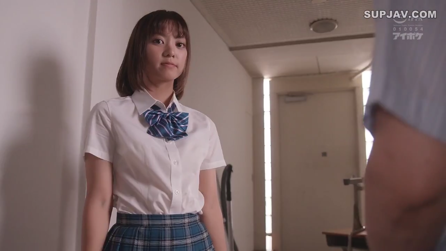 全身 · 专注 · 卧室 · 休闲背心 · 台灯 · 室内全景 · 面对站立 · 拿衣服交流