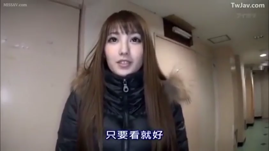 Standing Posture · 自然 · 面部特写 · Corridor · Eye contact · 长发 · 羽绒服