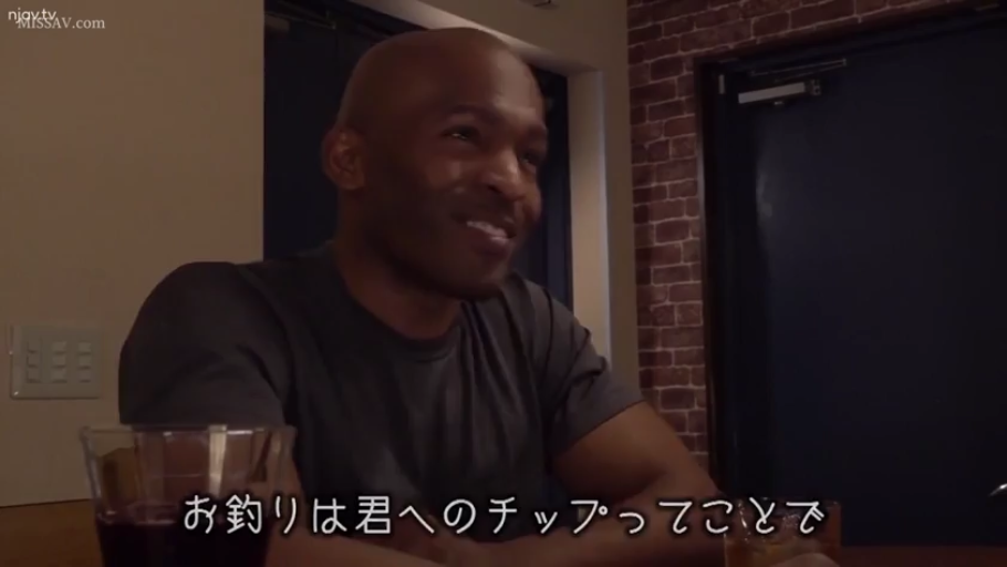 Sitting Posture · Conversation · Medium shot · Smile · Gray T-shirt · 玻璃杯 · 室内酒吧 · 黑人