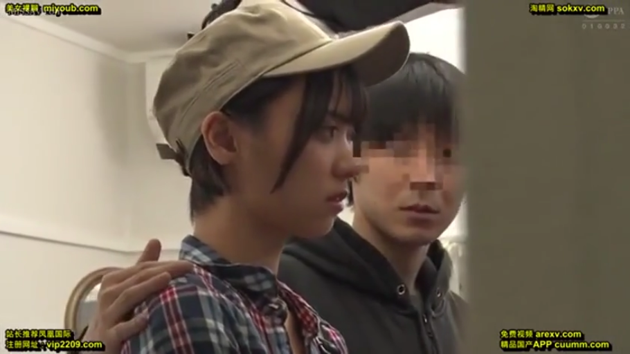 格子衬衫 · 室内 · 严肃 · 站立 · 剧情 · 注视 · 侧脸特写